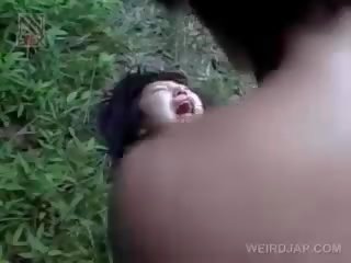 Fragile asiatisk babe får brutalt knullet utendørs