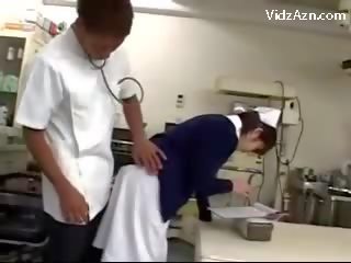 Infermiere duke të saj pidh rubbed nga specialist dhe 2 infermieret në the kirurgji