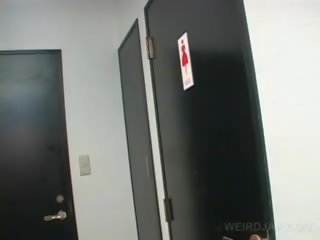 Asiatico giovanissima maga filmati twat mentre fare pipì in un toilette