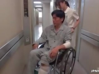 Captivating asiatisch krankenschwester geht verrückt