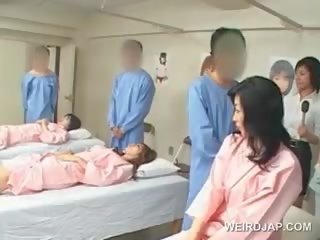 Aziāti brunete meita sitieniem matainas kāts pie the slimnīca