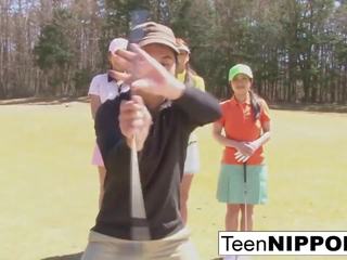 Agradável asiática jovem grávida meninas jogar um jogo de tira golf: hd porcas vídeo 0e